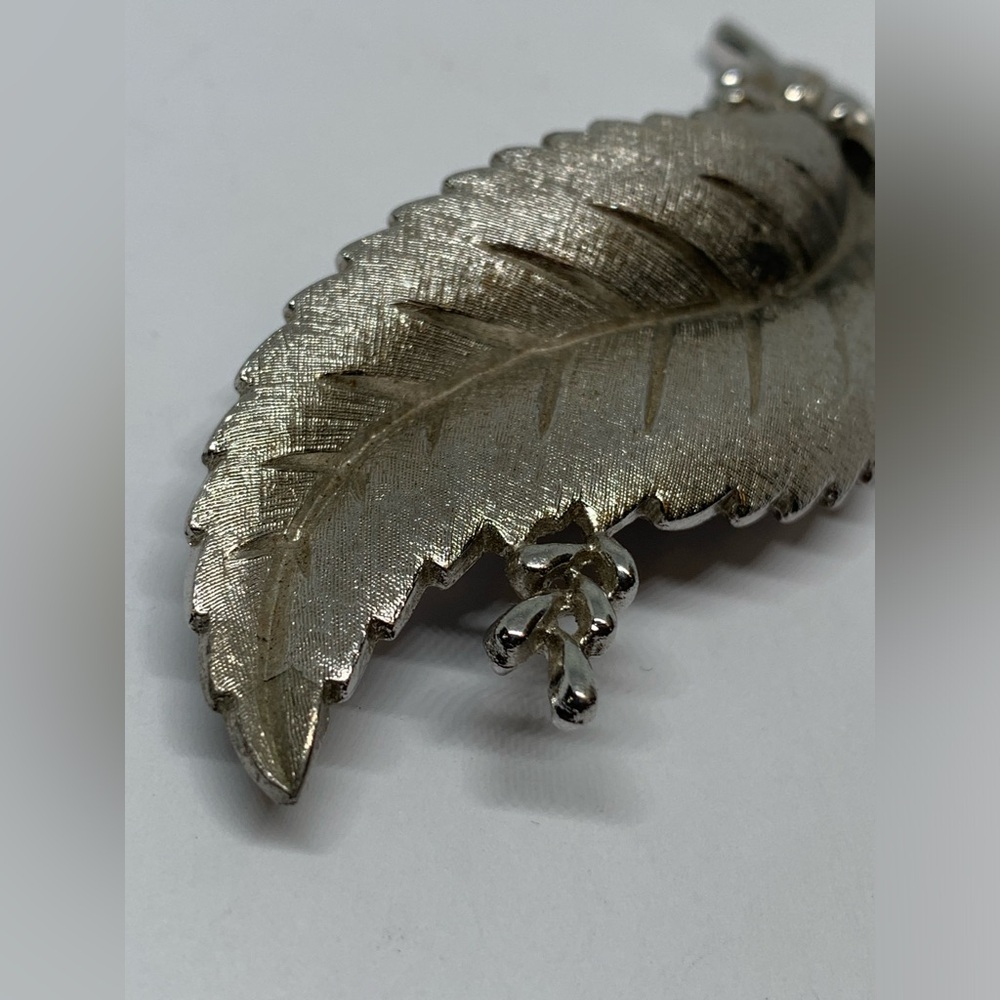 CROWN TRIFARI Brooch Pin Brushed Silver Tone Leaf Berries 3 1/2" Tall Vintage - Picture 4 of 7